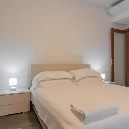 350mt Sea Apt. With A/c, Balcony & Free Parking לואנו