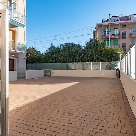 350mt Sea Apt. With A/c, Balcony & Free Parking * לואנו